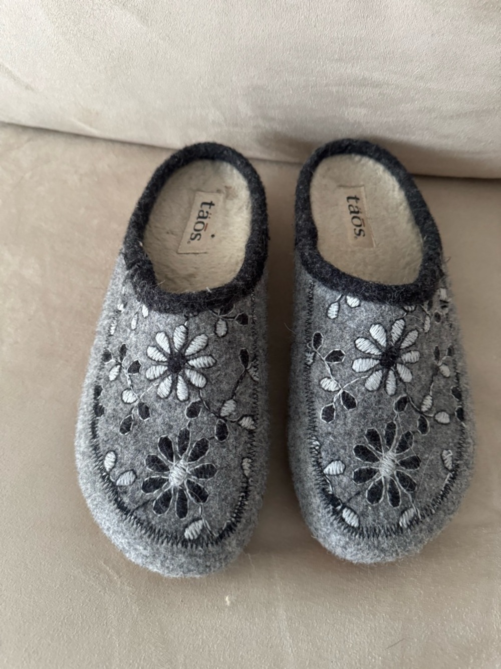 Taos Woolderness Gray Floral Wool Felt Slip-On Clogs Slippers 38 7.5 8
